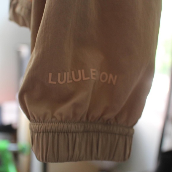 Lululemon Lightweight Jacket Women’s Size 8 - Picture 3 of 7
